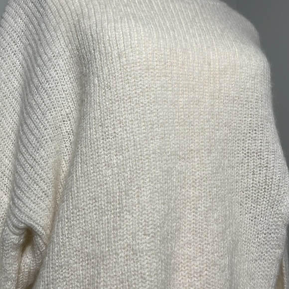 White knitted sweater casual style - Picture 3 of 5